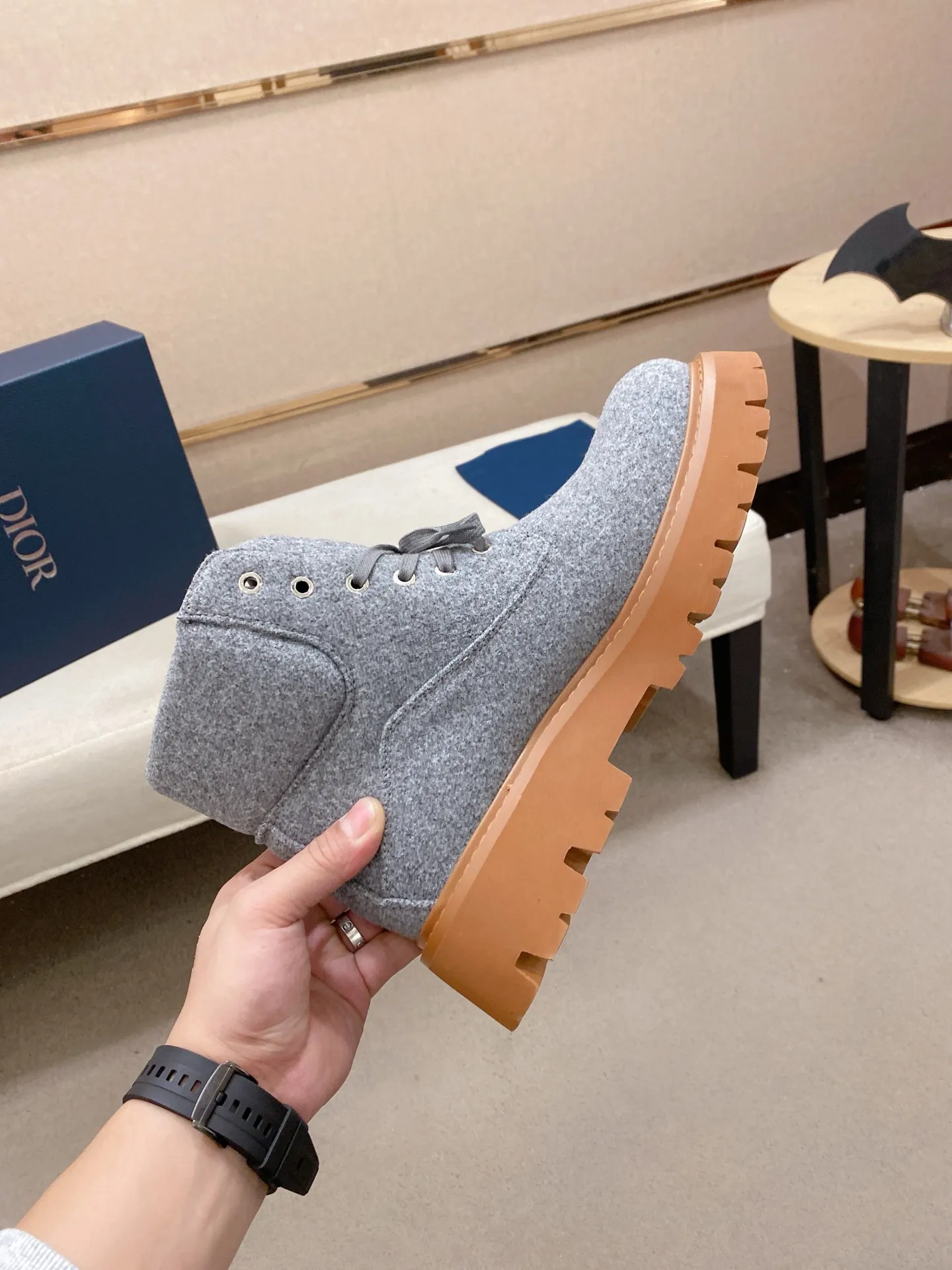 Factory price: 560💰[Dior·Dior] New casual high-top men's shoes, new spring and summer design, perfect workmanship, lace-up lazy style to create cabinet quality, upper: imported first-layer cowhide, high-grade sheepskin lining soft and comfortable, ultra-light TPU wear-resistant outsole, simple, versatile fashion men's shoes, excellent color code number 38-44. Customized at 45.46